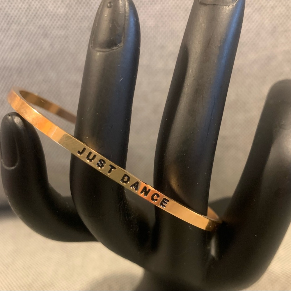New w/o Box MANTRABAND "JUST DANCE" Rose Gold Tone Pretty Cuff Bracelet